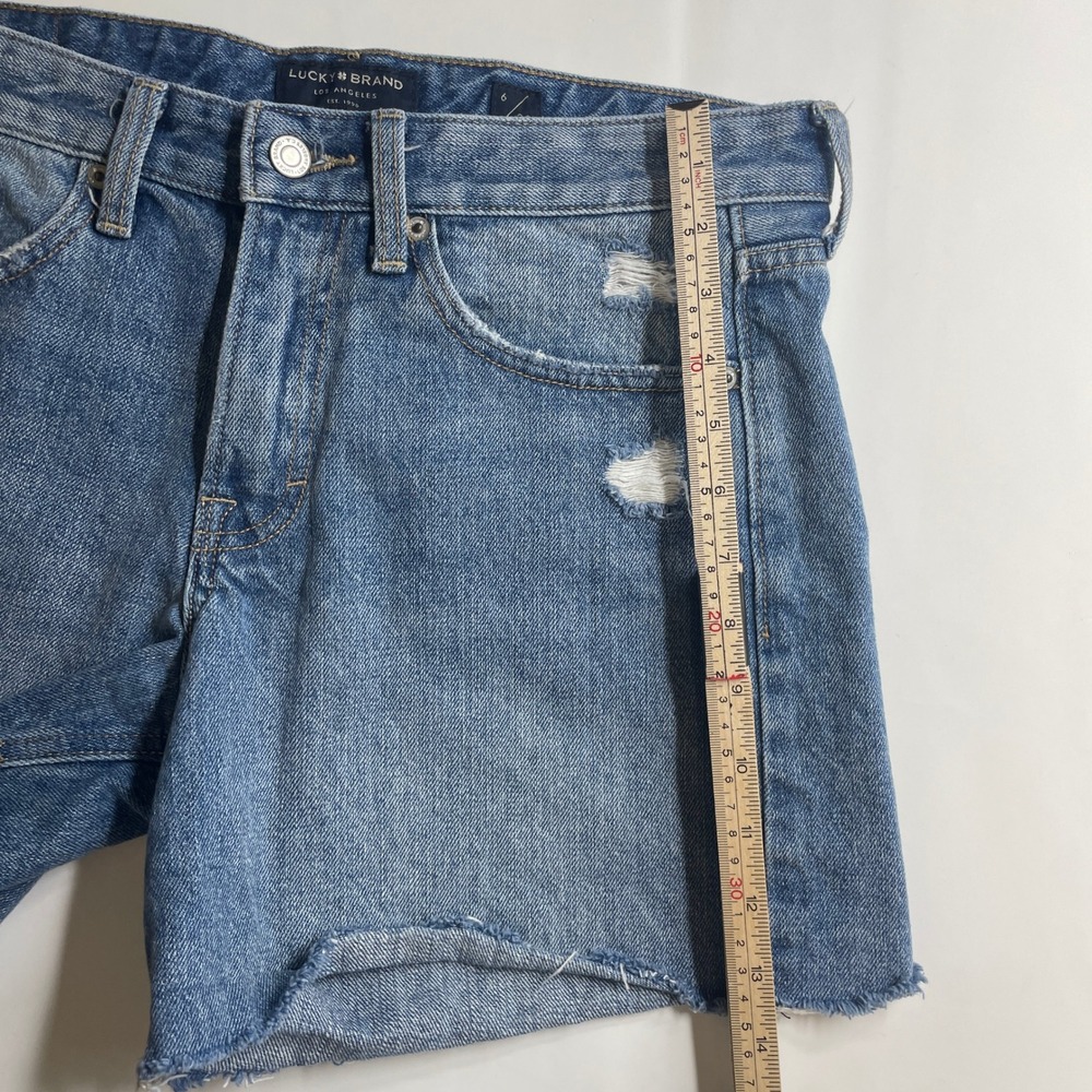 Lucky Brand Womens Boyfriend Short Medium Wash Distressed Denim Cutoff Size 6/28 - Picture 7 of 10